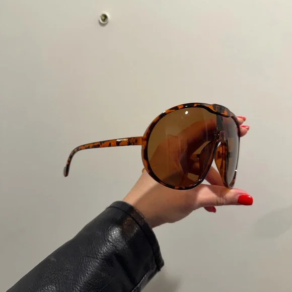Oversized Tortoise Aviator Style Sunglasses - Picture 4 of 4